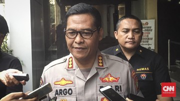 Mabes Polri Selidiki Konflik Kapolres Blitar-Kasat Sabhara Mabes Polri akan mengevaluasi Kapolres Blitar dan Kasat Sabhara Blitar yang terlibat konflik diwarnai makian 'banci dan lemah'.