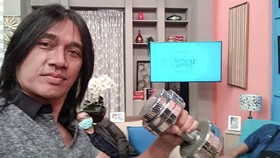 Barbel Kecil Temani Pusara Agung Hercules Saat Dimakamkan