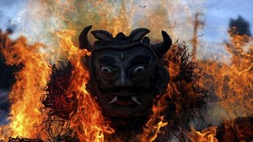 FOTO: Api yang Rayakan Kematian Iblis Ghantakarna di Nepal