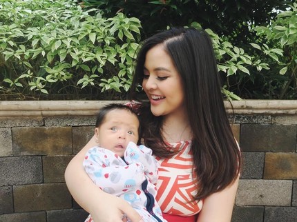 Potret 7 Bunda Seleb dan Bayinya, Siapa Paling Cute?