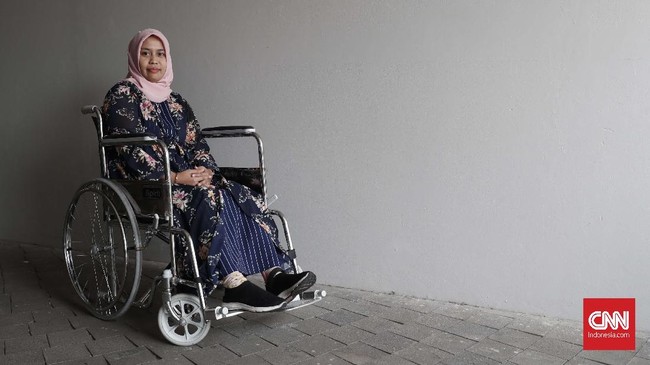 Drg Romi Syofpa Ismael bercerita tentang suaminya yang membuatkan jalan dari rumah dinas ke Puskesmas Talunan untuk memudahkan aksesnya.