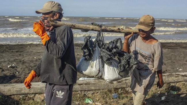 Pertamina memberikan kompensasi kepada nelayan yang membantu mengangkut tumpahan minyak di laut Karawang, Jawa Barat, minimal Rp120 ribu per hari.