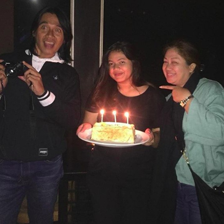 <p>Di sela-sela kesibukannya menjadi publik figur dan promotor olahraga, Agung menyempatkan diri untuk merayakan ulang tahun putrinya, Feby Gaswara. (Foto: Instagram @mir4r4h4yu)</p>