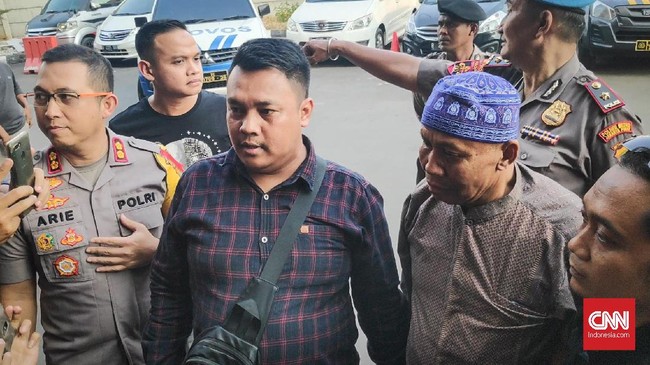 Polisi menetapkan Sanca alias Abah Grandong, pemakan kucing hidup-hidup menjadi tersangka. Rencananya, Abah Grandong akan diperiksa kejiwaannya, Jumat (2/8).