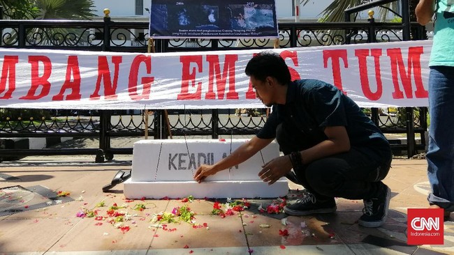Walhi dan sejumlah masyarakat Banyuwangi melakukan protes di Surabaya karena penghargaan lingkungan yang diberi Gubernur Jatim ke perusahaan tambang emas.