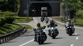 Uji Nyali Naik Motor di 'Negeri Orang'
