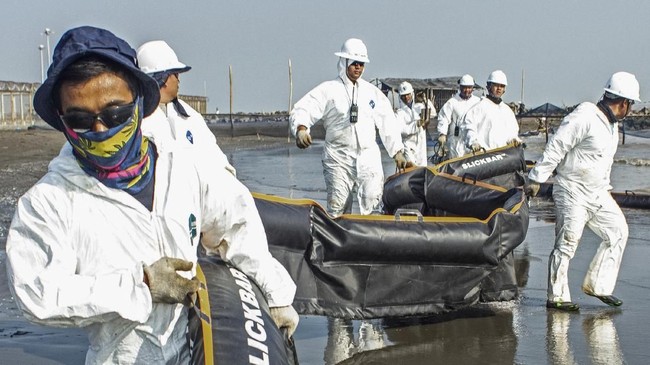 Pertamina mempercepat pengeboran sumur baru relief well (RW) YYA-1RW untuk mengatasi kebocoran minyak yang terjadi di perairan Karawang, Jawa Barat.