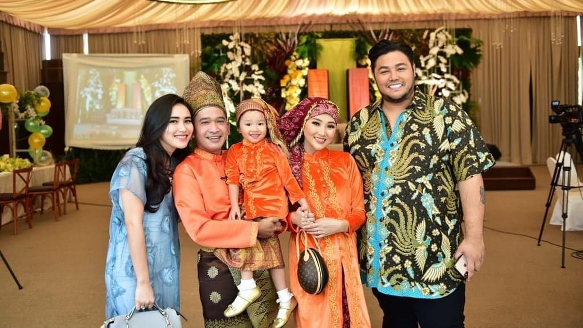 Ayu Ting Ting termasuk salah satu artis yang paling rajin datang ke kondangan&period; Berikut ini adalah7 potret penampilan Ayu Ting Tiing ketika pergi kondangan&period;