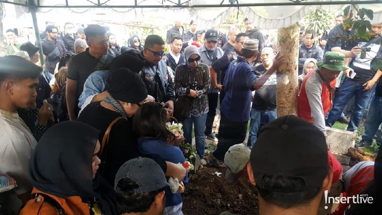 Agung Hercules di dimakamkan di Tempat Pemakaman Umum (TPU) Cikutra, Bandung, Jawa Barat, Jumat (2/8).