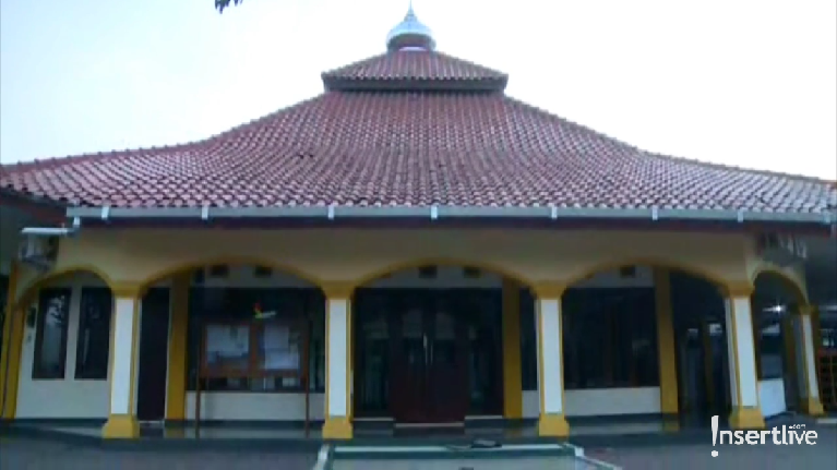 Potret Suasana Rumah Duka Alm. Agung Hercules di Bandung Beberapa potret terkini keadaan rumah duka disemayamkannya jenazah Almarhum Agung Hercules di Bandung.