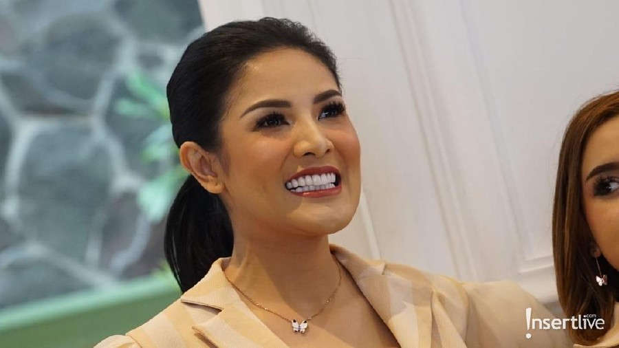Meski sudah jarang tampil di televisi, Nindy ternyata tak sepi job.