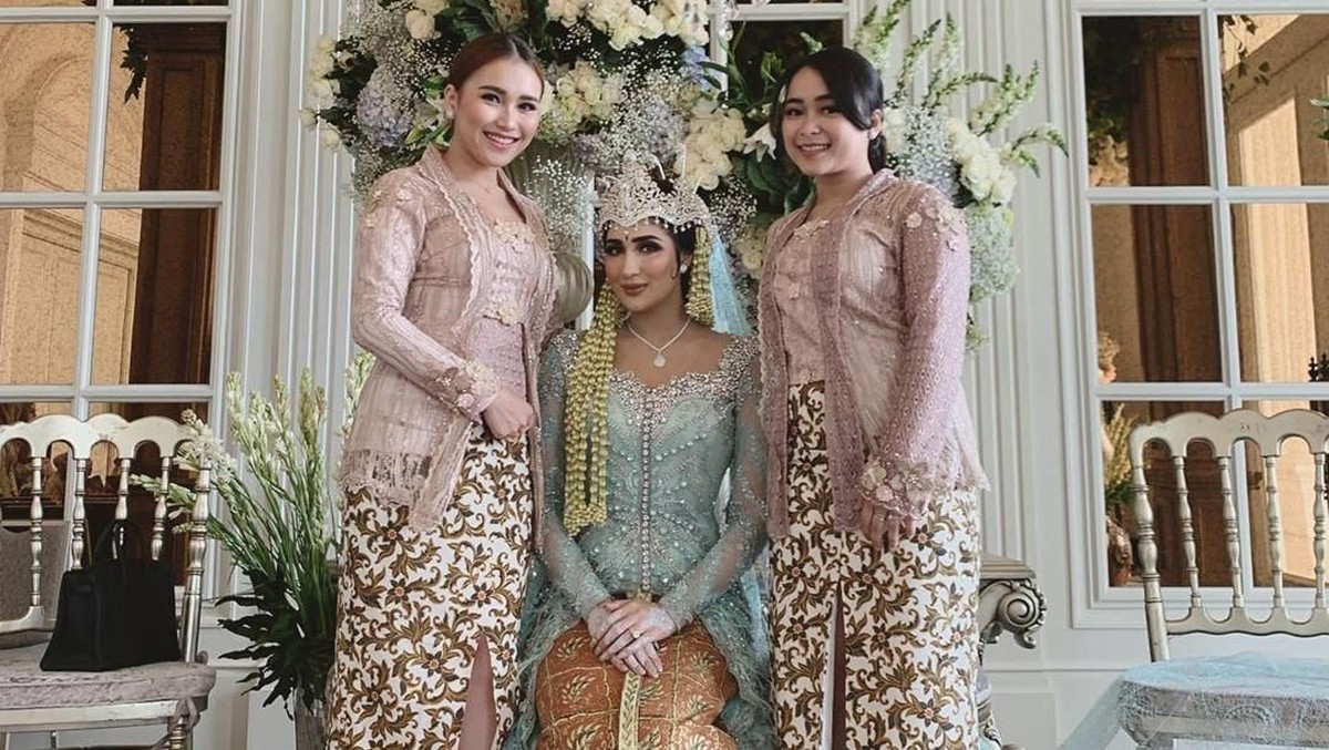 Ayu Ting Ting termasuk salah satu artis yang paling rajin datang ke kondangan&period; Berikut ini adalah7 potret penampilan Ayu Ting Tiing ketika pergi kondangan&period;