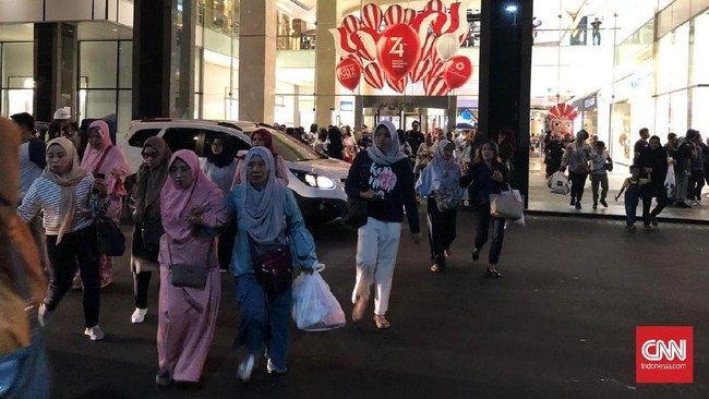 Kepala BMKG Dwikorita menyebut getaran gempa Banten dirasakan oleh warga Jakarta dalam skala III dan IV MMI, atau bergetar seperti saat truk melintas.