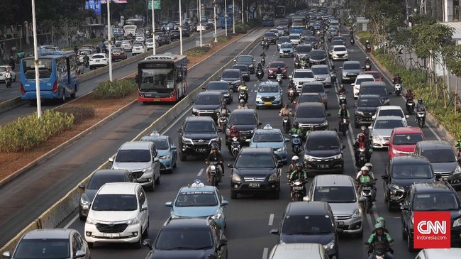 Pemprov DKI Jakarta memperluas aturan ganjil genap akibat buruknya kualitas udara. Aturan itu menuai polemik karena tidak diimbangi kendaraan umum yang memadai.