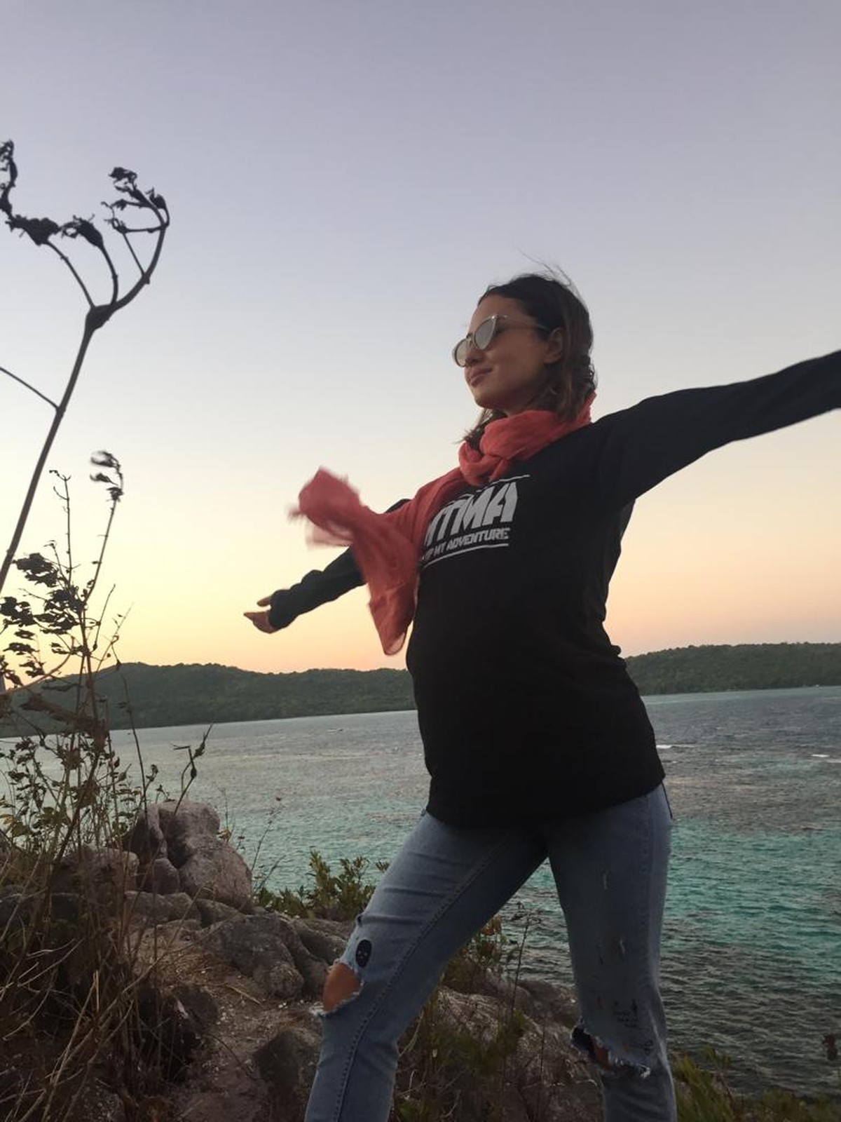 MTMA mengajak para host untuk reka adegan dari video klip Senorita di indahnya pantai Karimun Jawa&period;