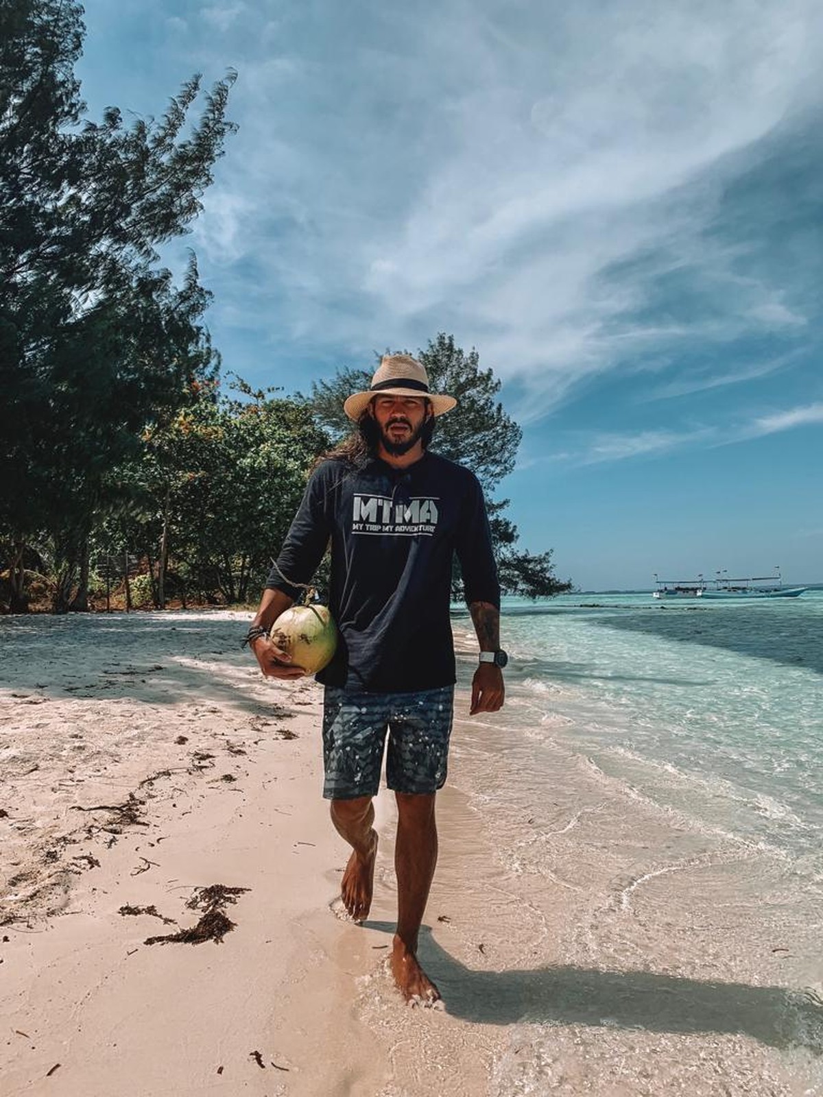 MTMA mengajak para host untuk reka adegan dari video klip Senorita di indahnya pantai Karimun Jawa&period;