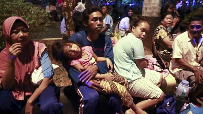 Warga Sukabumi memilih bertahan di dataran tinggi walaupun BMKG sudah mencabut peringatan dini terjadinya tsunami, Jumat (2/8) malam.