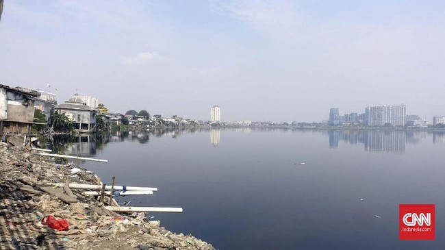 Badan Pusat Statistik (BPS) DKI Jakarta mencatat 86 persen rukun warga (RW) di DKI Jakarta masuk kategori kumuh. Berbagai cara dilakukan untuk mengentaskannya.