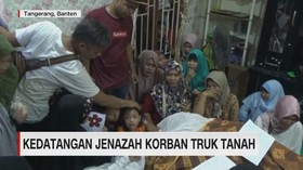 VIDEO: Isak Tangis Sambut Jenazah Korban Truk Tanah Maut