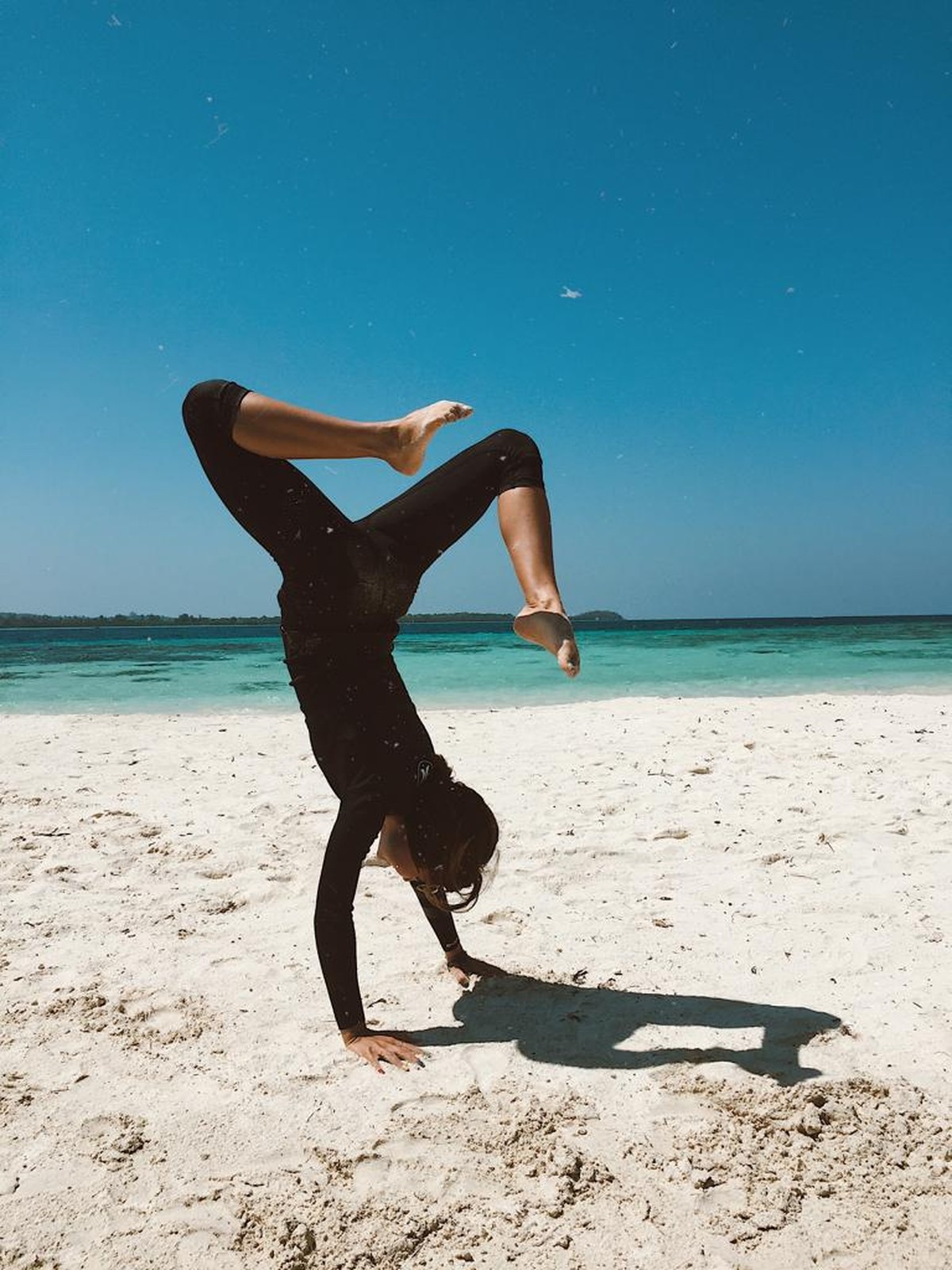 MTMA mengajak para host untuk reka adegan dari video klip Senorita di indahnya pantai Karimun Jawa&period;