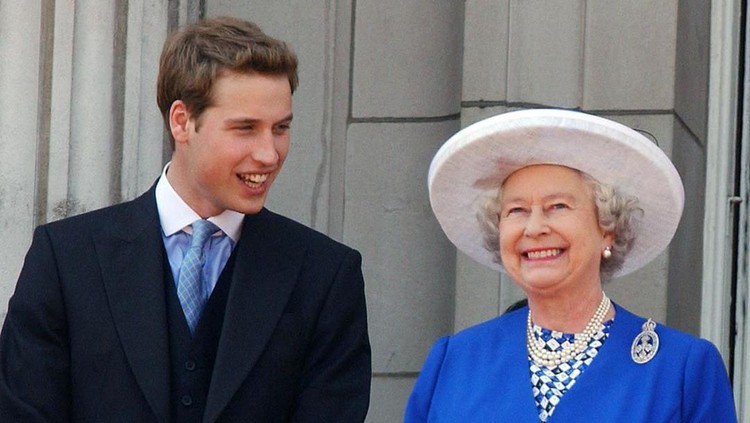 Ratu Elizabeth II pernah punya momen menggemaskan bersama sang cucu, Pangeran William.