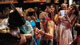 FOTO: 'Jingkrak' Lucu Para Kucing New York demi Adopsi Para kucing di New York berlenggok di catwalk demi mendapatkan tuan baru lewat adopsi.