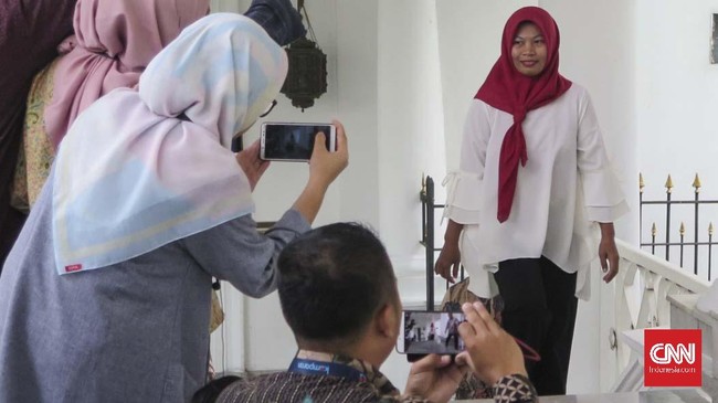 Surat Keppres Amnesti untuk Baiq Nuril dibacakan Menkumham Yasonna Laoly di hadapan Presiden Jokowi dan sang terpidana di Istana Bogor.