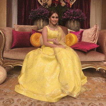 7 Gaya Ayu Ting Ting Saat Kondangan