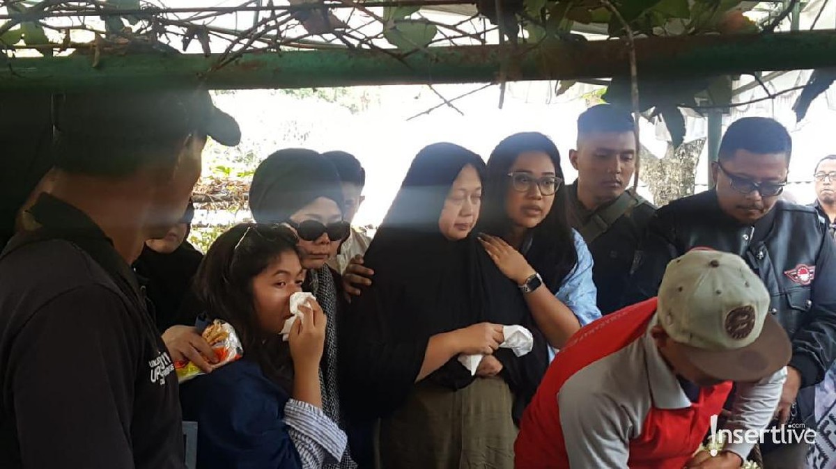 Agung Hercules di dimakamkan di Tempat Pemakaman Umum &lpar;TPU&rpar; Cikutra&comma; Bandung&comma; Jawa Barat&comma; Jumat &lpar;2&sol;8&rpar;&period;