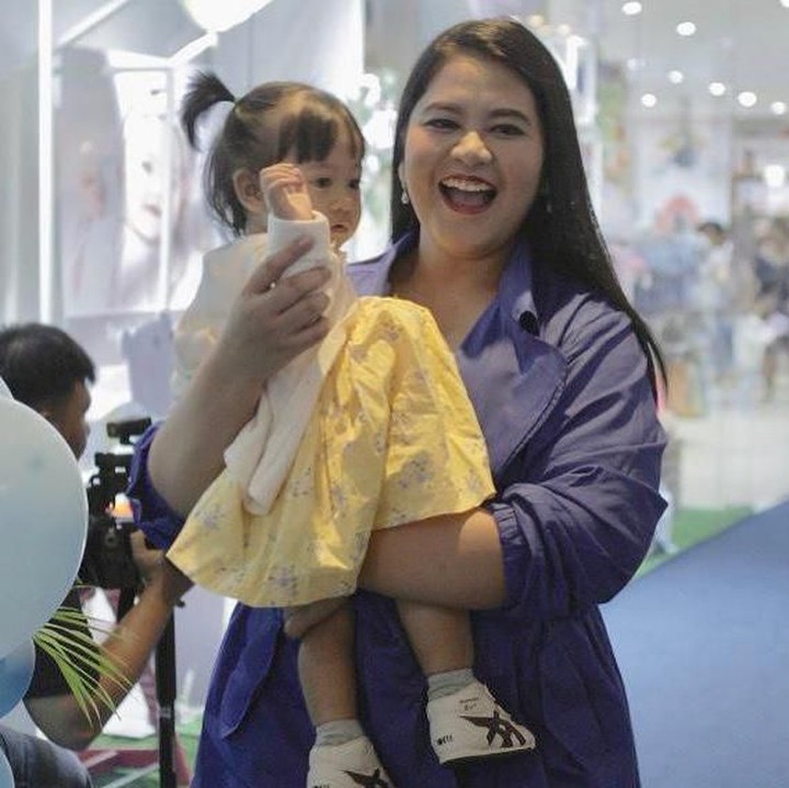 <p>Sedah saat ikut Bunda Kahiyang dalam sebuah acara. Sudah pintar bergaya nih. <em>He-he-he.</em> (Foto: Instagram @ayanggkahiyang)</p>