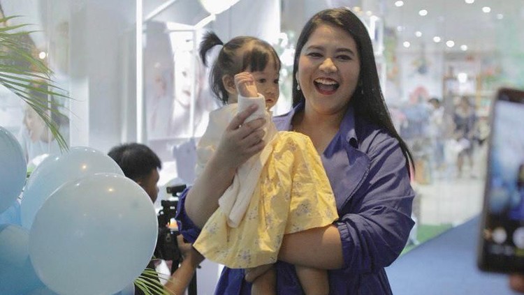 Sedah Mirah Nasution dan Kahiyang Ayu