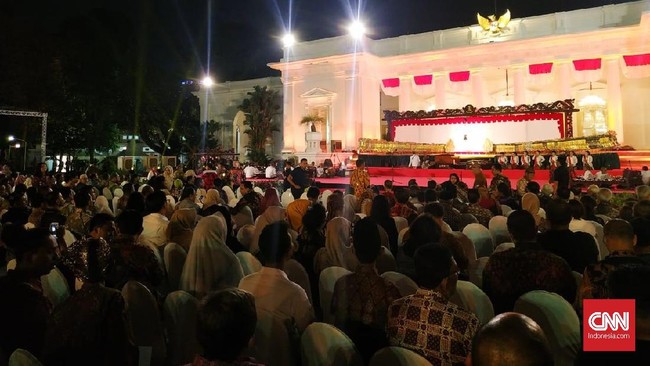 Meskipun terjadi gempa, tak tampak kepanikan heboh di antara warga yang berkumpul di halaman Istana Merdeka guna menonton Didi Kempot dan wayang Ki Manteb.