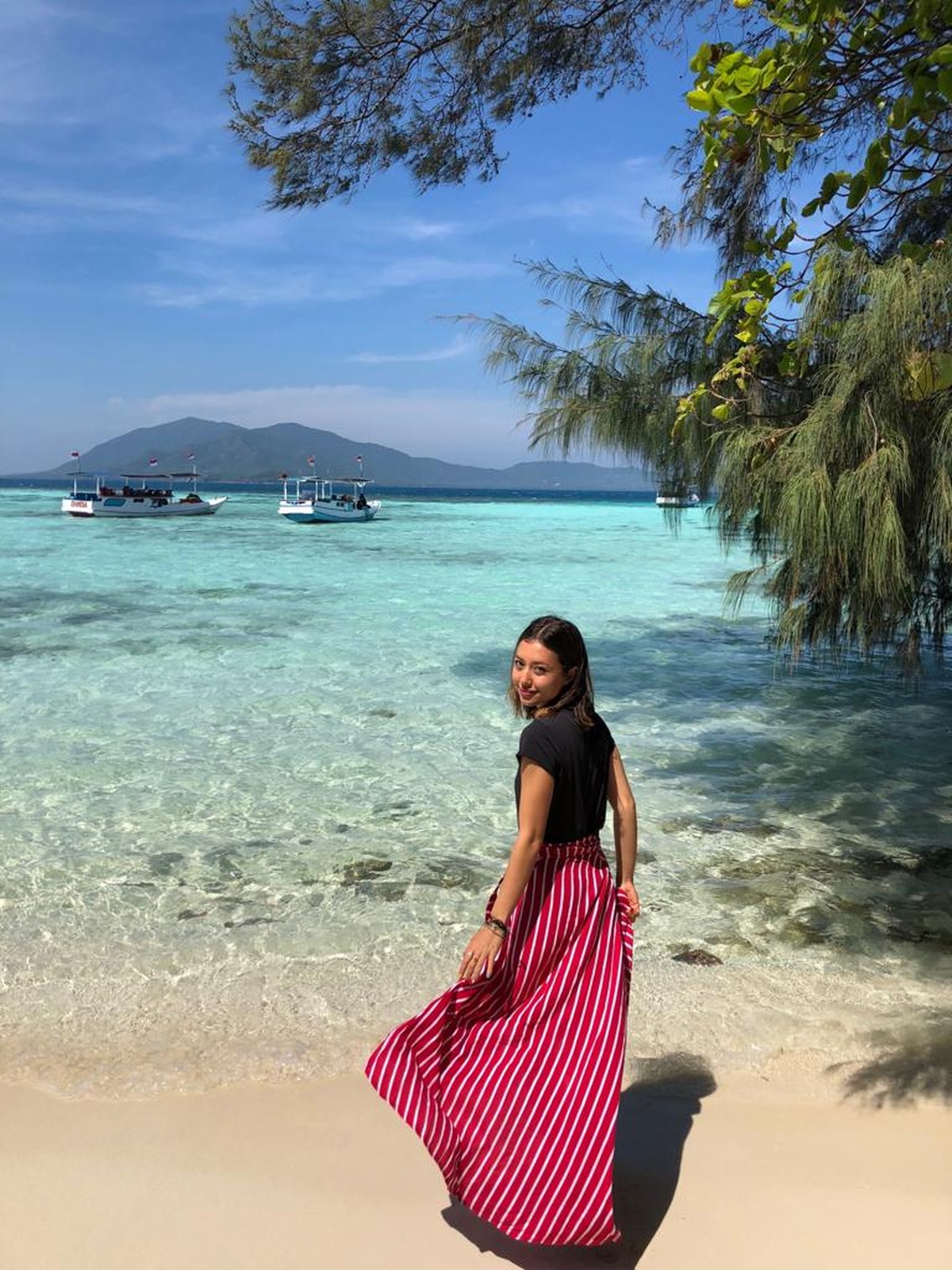 MTMA mengajak para host untuk reka adegan dari video klip Senorita di indahnya pantai Karimun Jawa&period;