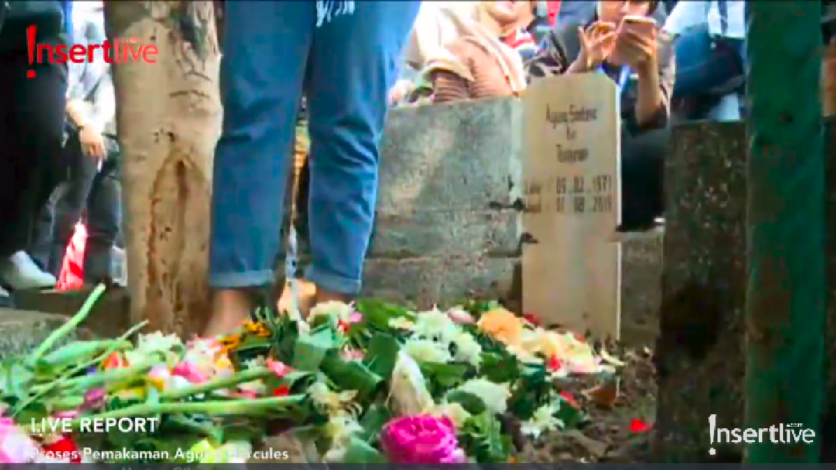 Agung Hercules di dimakamkan di Tempat Pemakaman Umum &lpar;TPU&rpar; Cikutra&comma; Bandung&comma; Jawa Barat&comma; Jumat &lpar;2&sol;8&rpar;&period;