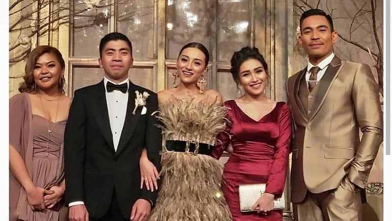 7 Gaya Ayu Ting Ting Saat Kondangan Ayu Ting Ting termasuk salah satu artis yang paling rajin datang ke kondangan. Berikut ini adalah7 potret penampilan Ayu Ting Tiing ketika pergi kondangan.