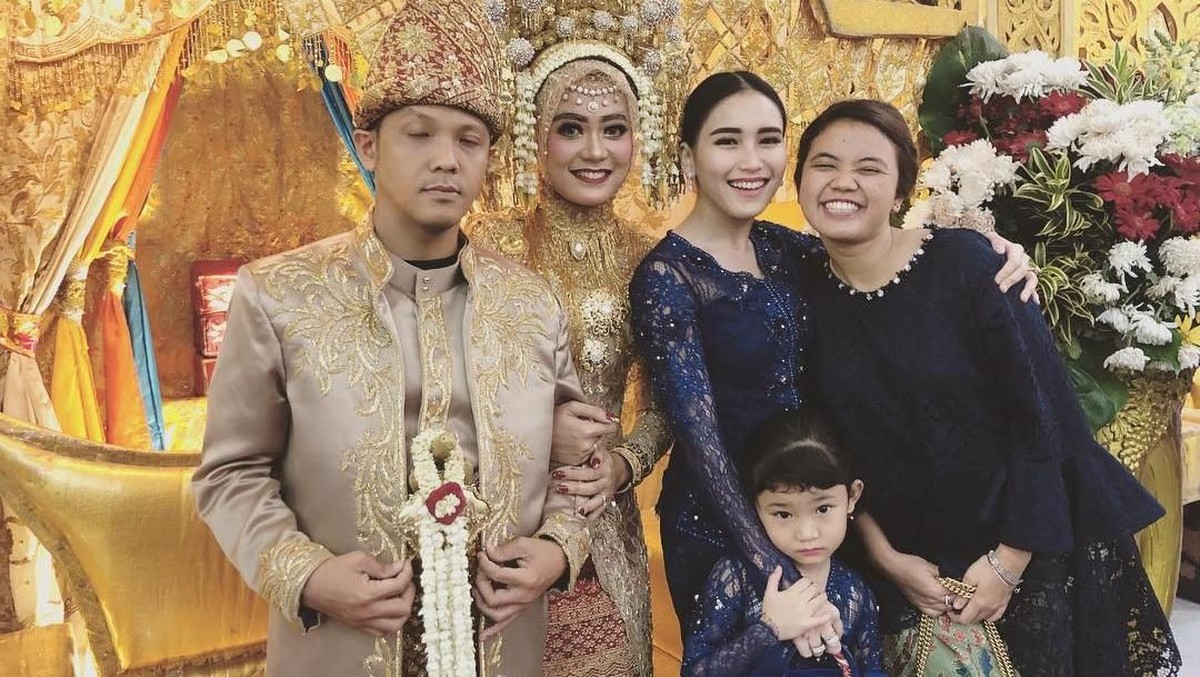 Ayu Ting Ting termasuk salah satu artis yang paling rajin datang ke kondangan&period; Berikut ini adalah7 potret penampilan Ayu Ting Tiing ketika pergi kondangan&period;