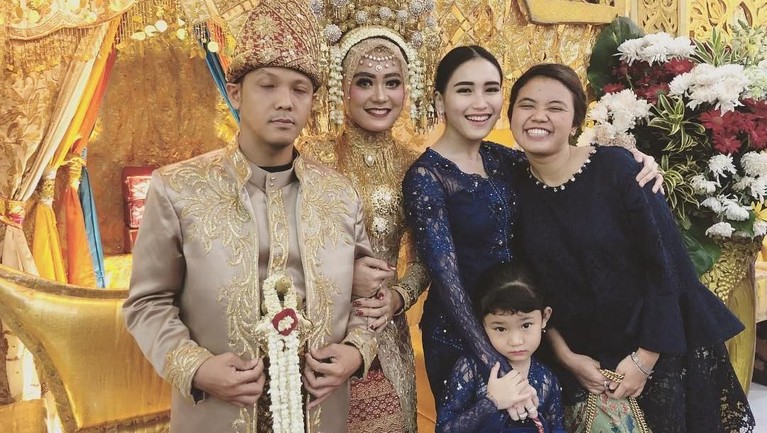 7 Gaya Ayu Ting Ting Saat Kondangan Ayu Ting Ting termasuk salah satu artis yang paling rajin datang ke kondangan. Berikut ini adalah7 potret penampilan Ayu Ting Tiing ketika pergi kondangan.