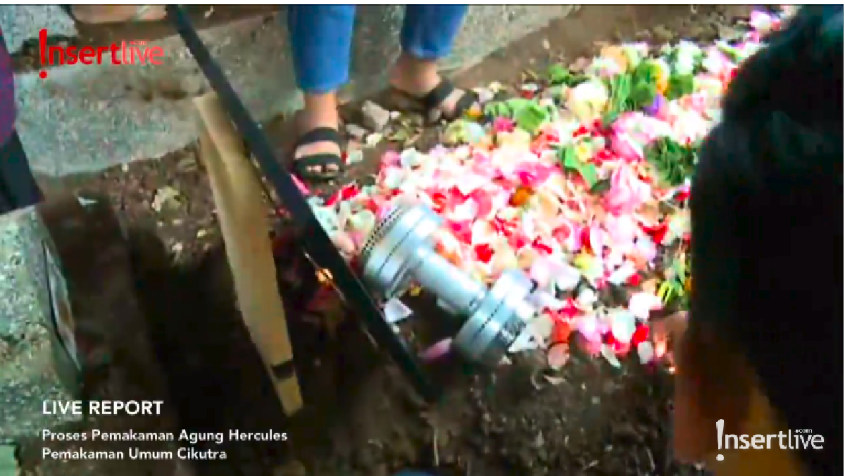 Agung Hercules di dimakamkan di Tempat Pemakaman Umum &lpar;TPU&rpar; Cikutra&comma; Bandung&comma; Jawa Barat&comma; Jumat &lpar;2&sol;8&rpar;&period;