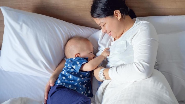 Sariawan ternyata bisa menyerang payudara ibu menyusui. Simak cara mencegah dan mengatasinya.