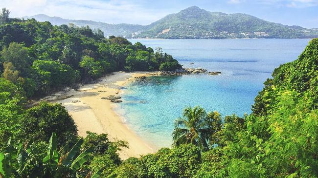Phuket di Thailand dan Bali di Indonesia, merupakan dua pulau besar yang menjadi destinasi liburan yang kaya akan budaya dan pantai-pantai berkilau.