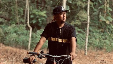 img-title Sepeda Mahalnya Dicuri Orang, Anggy Umbara: Saya Kurang Sedekah
