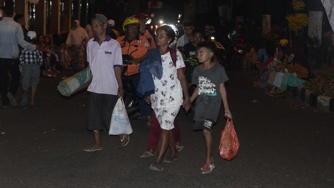 BNPB mencatat ada satu orang meninggal dunia dalam kejadian gempa bumi di perairan Banten pada Jumat (2/8) malam.