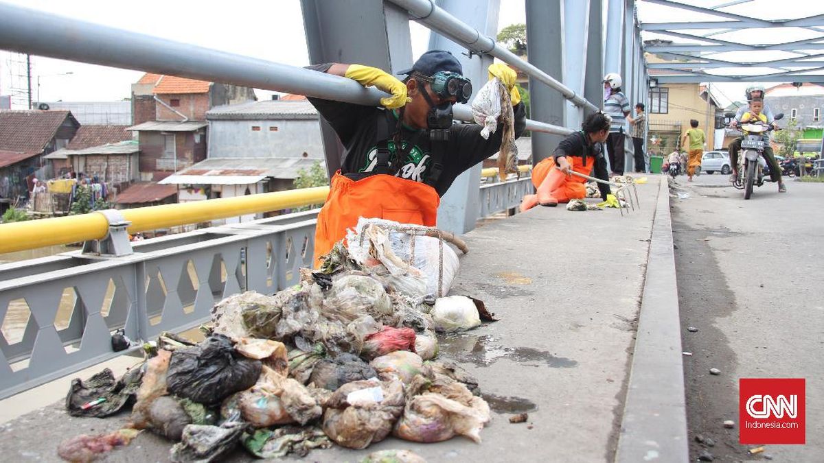 Walhi Ungkap Popok Dominasi Sampah di Pantai Sidem Tulungagung