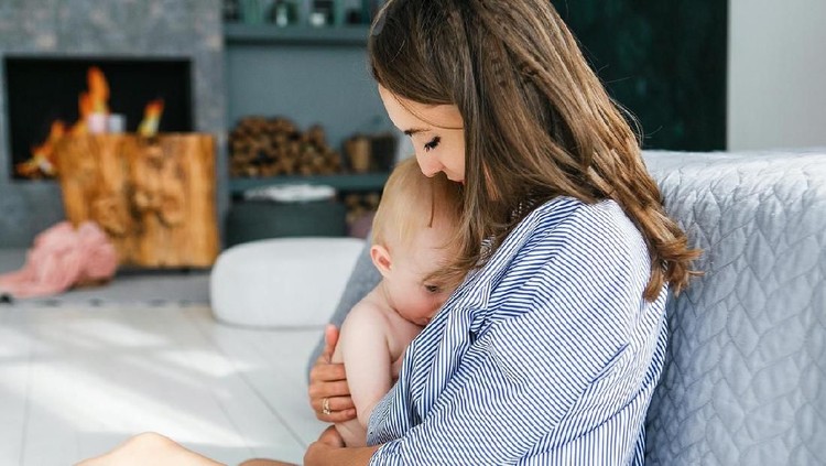 ASI bunda bisa saja kurang bernutrisi, hal itu bisa ditandai dari sedikitnya urine bayi dan berat badan yang enggak bertambah.