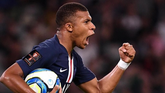 Paris Saint-Germain's French forward Kylian Mbappe celebrates scoring during the French Trophy of Champions football match between Paris Saint-Germain (PSG) and Rennes (SRFC) at the Shenzhen Universiade stadium in Shenzhen on August 3, 2019. (Photo by FRANCK FIFE / AFP)