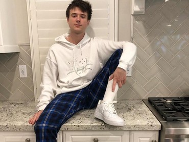 Lirik Lagu Devil Doesn't Bargain - Alec Benjamin