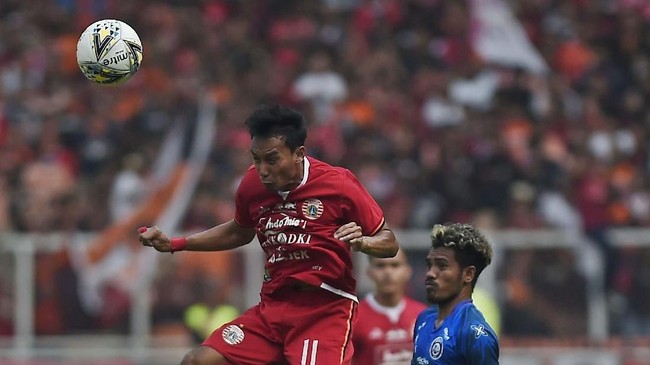 Persija kecewa dengan kepemimpinan wasit Ikhsan Prasetya Jati karena mengesahkan gol injury time Arema yang dianggap Persija dicetak saat waktu sudah habis.