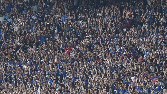 Sejumlah suporter klub Arema Malang melakukan gerakan koreografi saat mendukung tim kebanggaan mereka melawan klub Persija Jakarta dalam pertandingan lanjutan Liga 1 2019 di Stadion Utama Gelora Bung Karno (SUGBK), Jakarta, Sabtu (3/8/2019). Skor berakhir seri 2-2. ANTARA FOTO/Aditya Pradana Putra/hp.