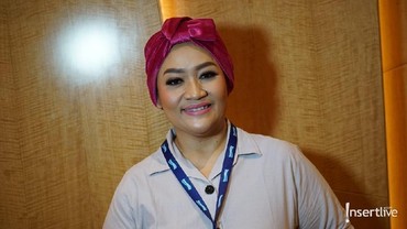 img-title Tike Priatnakusumah Kenang Momen Tak Terlupakan Bareng Henky Solaiman