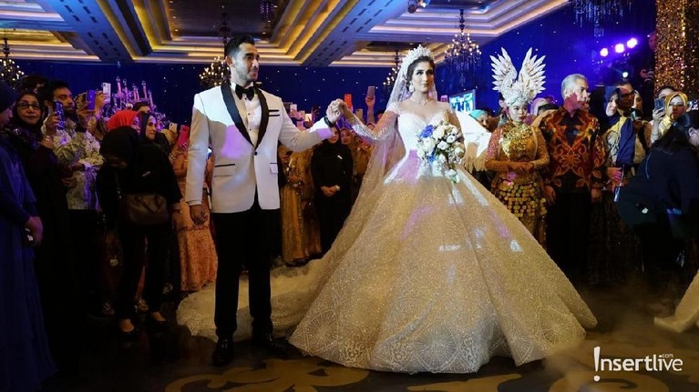 Mewahnya Resepsi Kedua Pernikahan Tania Nadira Tania Nadira dan Abdullah Alwi kembali menggelar resepsi mewah di sebuah hotel mewah di Jakarta.